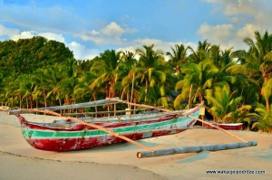 Tradycyjna łódź na plaży na Filipinach