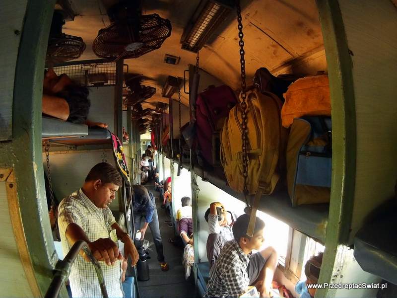 pociąg w indiach
