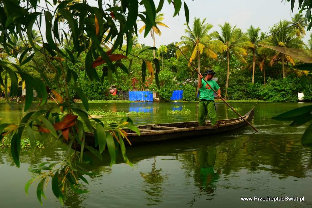 Kerala Backwaters noclegi - łódka