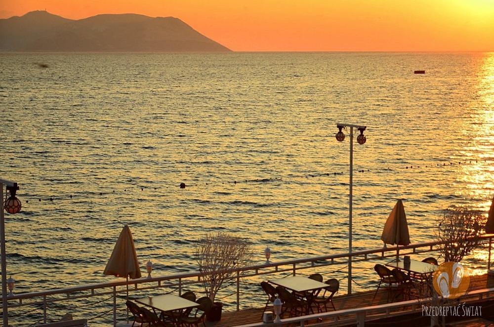 Czy warto polecieć do Turcji zimą? Restauracja z widokiem na morze...