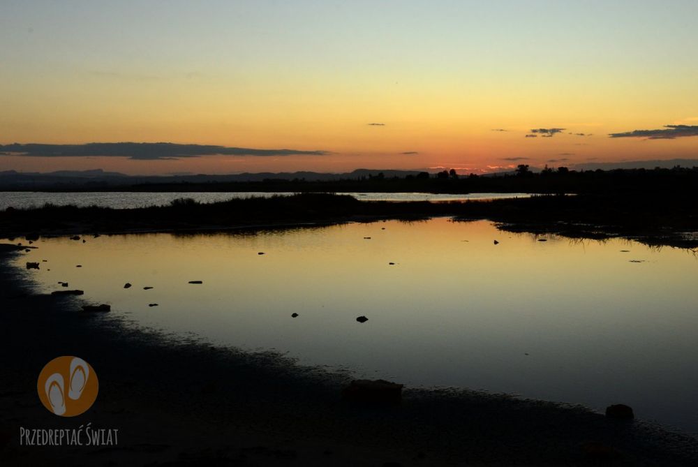 Co warto zobaczyć w okolicy Torrevieja - słone jezioro o zachodzie słońca.