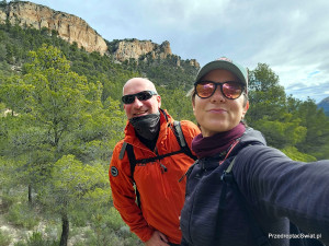 Szukamy ciekawych miejsc i szlaków pieszych w górach w okolicach Alicante.